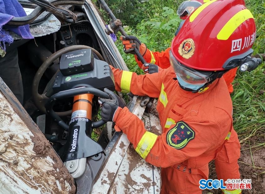 車禍致駕駛員被困 瀘州消防緊急救援